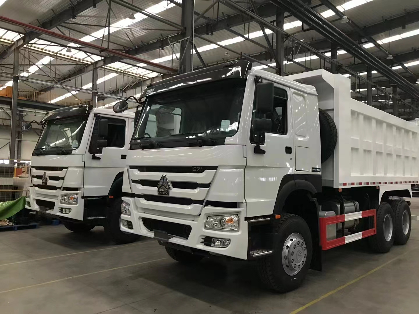 کامیون کمپرسی SINOTRUK HOWO 6*4 آماده تحویل است